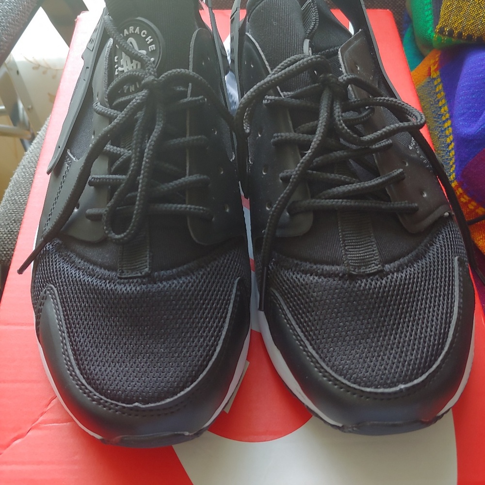 New Unisex Nike Air Huaraches- Size 9.5 $69 OBO